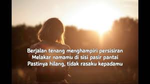Saat kau pergi lemasku bila tiadamu jauh terbawa lukisan hatimu hilang mencari di mana kau pergi tinggal aku menahan luka ini sampai harus ku pergi. Akim The Majistret Potret Lirik Chords Chordify