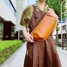herz大阪店です 最近はずいぶん過ごしやすい季節になりましたね 三連休もさぞ楽しまれていることでしょう そんなお出かけ時にぴったりのボディバッグはいかがですか ソフトレザーで柔らかく 体に優しくフィットします デザインもシンプルなのでお洋服に