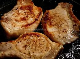 Déposer la viande sur les oignons et piments. Cotelettes Au Vin Rouge Gratinees L Eau A La Bouche