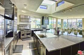 The New Hype House Is Where Clout House Members Used To Live In 2020 New Homes House Los Angeles Homes
