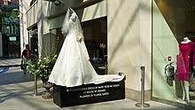 Im berühmten weißen kleid von alexander mcqueen wurde sie hauptsächlich von hinten fotografiert. Kate Middletons Brautkleid Wikipedia