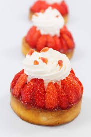 Tartelettes Fraise Rhubarbe Creme Brulee Chantilly Fraise Par Laurent Duchene Tea Time De Sylvie Mini Tarte Tartelettes Fraise Fraise Rhubarbe