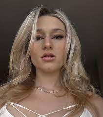 Julia Wynne's Instagram, Twitter & Facebook