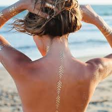 Les hommes préfèrent conceptions viriles, tandis que les femmes sont si vous êtes déterminé à obtenir un tatouage sur la colonne vertébrale, alors visitez notre galerie photo. Tatouage Dore Colonne Vertebrale 24 Tatouages Dores Pour Une Peau Illuminee Elle