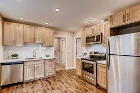 Natural Maple Shaker Kitchen With Arctic Mist Countertops In 2020 Natural Kitchen Cabinets Maple Kitchen Cabinets Shaker Style Kitchens