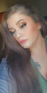 Window selfie. This shows my texture and not so perfect skin that the  foundation didn't cover all the way which I hate but nobody is perfect so  imma still post it 💁🏻‍♀️