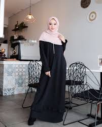 Di samping itu, keperluan akan jenis bahan yang nyaman dan sejuk untuk digunakan sesuai dengan cuaca indonesia, menjadikan baju gamis mempunyai bahan yang dapat menyerap keringat. 50 Model Gamis Warna Hitam Polos Kombinasi Terbaru