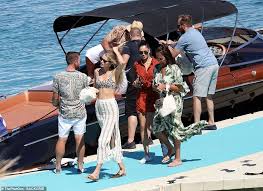 Quel giorno il calciatore aveva scritto su. Kendall Jenner Wears Skimpy Silver Bikini As She Parties With Newly Single Shanina Shaik In Mykonos Newscabal