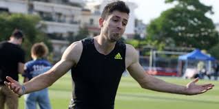 Ο μίλτος τεντόγλου που κατέκτησε το χρυσό μετάλλιο στο άλμα εις μήκος στους ολυμπιακούς αγώνες του τόκιο κερδίζει, πέραν των δυνατοτήτων του, και με την αφοπλιστική του ειλικρίνεια. Epikh Dhlwsh Tentogloy Eyxaristw Thn Kopela Moy Poy Me Ekneyrizei Kai Phgainw Tsitwmenos Stoys Agwnes Binteo Spor Iefimerida Gr