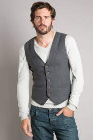 Au siècle dernier, le costume 3 pièces était beaucoup plus populaire, le gilet que l'on portait sous la veste permettait de se protéger du froid. Pin On Gilet Veston