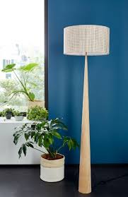 Chic Et D Elegance Pour Ce Lampadaire En Bois Et Fibre Naturelle Au Look Tres Contemporain Castorama Goodhome Lampadaire Bois Lampadaire Lampadaire Liseuse