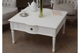 Personnalisez votre table de salon carré en choisissant sa couleur et finition. Table Basse Carree Romantique En Bois Hellin