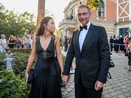 Known as christian lindner, franca is an admired politician and leader of the german liberal and liberal democratic party (fdp). Fdp Chef Christian Lindner Seltenes Privates Paar Selfie Mit Freundin Franca Lehfeldt Politik