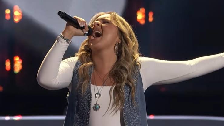 Southern Indiana native Kenna Elpers advances with 2-chair turn on 'The  Voice' | wthr.com