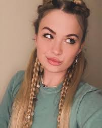 Elizabeth Grubb's Instagram, Twitter & Facebook