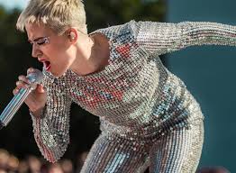 Je sélectionne une étape de ma célébration. Tetu Katy Perry Laisse La Scene A Deux Lesbiennes Pour Une Demande En Mariage Videos