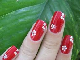 Las uñas decoradas con flores son una de las opciones que existen para embellecer tus uñas y hacer que luzcan hermosas y delicadas siempre. Unas Rojas Flores Blancas Jpg 450 338 Unas Rojas Y Blancas Unas Decoradas Unas De Maquillaje