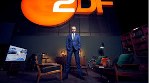 The neo magazin royale includes recurring rubrics that either take place in the studio by böhmermann (sometimes incorporating the ensemble), einspielfilmen or both. Jan Bohmermann Kehrt Mit Dem Zdf Magazin Royale Zuruck Stern De