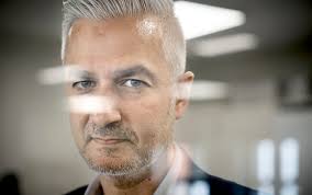 Fyldt kirke med familie, venner og fans tager afsked med Peter Belli