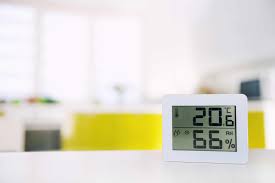 Nur mit richtigem lüften bekommst du feuchtigkeitsprobleme in den griff und kannst mit einem hygrometer (gute geräte sind schon ab 20 euro erhältlich) kannst du ganz einfach die relative luftfeuchtigkeit in der wohnung kontrollieren. Ideale Luftfeuchtigkeit Die Wichtigsten Fragen Und Antworten