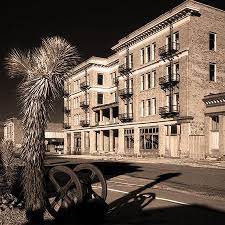 The Goldfield Hotel Goldfield Nv Abandoned Since 1945 This Former Hotel Is Said To Be Haunted By Numero Nevada Ghost Towns Haunted Places Abandoned Hotels