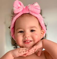 Menina de dois anos ajuda pais com deficiência visual a caminhar e usar o  celular em Fortaleza