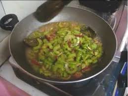 Panaskanya minyak untuk menumis bumbu halus, daun salam, dan daun jeruk hingga harum. Resep Dan Cara Memasak Tumis Pare Tanpa Pahit Youtube
