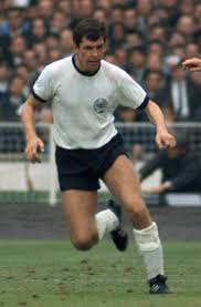 Er ist wegen kinderpornographie angeklagt. Lothar Emmerich Atlas Du Football Allemand