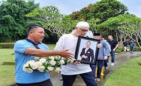 Ashraf memang sudah nggak ada, tapi dia ada di sini, kata ayah ashraf, mohamed anthony john sinclair yang sempat membuat pelayat menangis, seperti diberitakan. Sudah Cintai Putranya Mohamed Anthony Sinclair Ucapkan Terimakasih Untuk Bcl