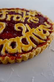 Nach dem backen wird der kuchen mit marmelade sowie pudderzucker verfeinert. Weihnachtliche Linzer Torte Anjas Backbuch