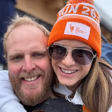 What is the towing capacity of the 2025 Ford Bronco with a V6 engine?