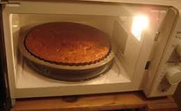 How to Bake a Cake in Microwave Oven without Convection ...