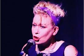 Lenda do punk é colocada em coma induzido após ser hospitalizada com  sangramento no cérebro