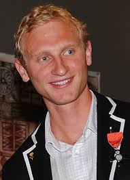 4 do you live in a city or the c_? Hamish Bond Wikipedia