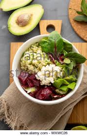 Etwa zehn minuten ziehen lassen und dabei hin und wieder mit einer gabel auflockern. Bowl Of Beetroot Salad With Avocado Feta Walnuts And Parsley Stock Photo Alamy