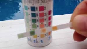 test ph alkalinity chlorine cyanuric acid in swimming pool with test strips