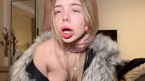 Ich hole einen Fremden ab, während ich mit meinem Hund spazieren gehe. Hot  Sex im Pelzmantel