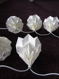Origami Lichterkette Weisse Gefaltete Hutchen Lichterkette Selber Machen Lichterkette Basteln Origami Lampenschirm