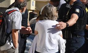 Η εκπομπή έκανε νέα έρευνα στην περιοχή και ακολούθησε τη διαδρομή που πιθανότατα πήραν οι δράστες σε έναν ερημικό, κοντινό δρόμο. Glyka Nera Se Katastash Sok O Syzygos Ths 20xronhs Me Syggeneis To 11 Mhnwn Mwro Ths Oikogeneias Akroama Gr