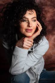 Bırak yakma bu gece ışıkları Ay süzülsün usulca yüreğimize Nereye kadar  kaçacak ki... Ortaya çıksın aşkın faili meçhulleri Çekip gitsin  gözlerimizden suçluluğun izleri Hangi vicdansız meczup kararttı aşkla yanan  gönülleri Kan ağlıyor