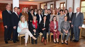 Von altersvorsorge über girokonto bis versicherung: Vr Bank Main Kinzig Budingen Eg Ehrt Mitarbeiter Fur 40 Und 25 Jahre Betriebszugehorigkeit Erlensee Aktuell