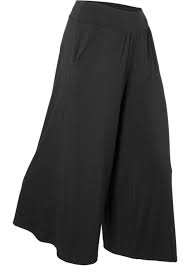 Jouez avec le visuel avec cette superbe mi jupe mi pantalon qui s'associera à merveille avec un chemisier et des chaussures à talon pour un look au top! Jupe Culotte Fluide En Matiere Extensible Avec Poches Laterales Noir