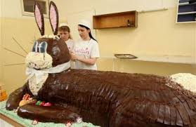 I wouldn't want to try tackling the biggest cake in the world! Top 5 Biggest Cakes Ever Interesting Facts Zoomboola