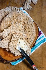 Hallakakor Das Traditionelle Brot Aus Dem Hohen Norden Skandinaviens Madam Rote Rube Die Landkuche Rezept Brot Backen Rezept Skandinavisches Essen Brot Backen