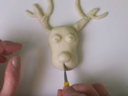 Roulez un long boudin de pâte à sucre blanche et appuyez dessus pour avoir une bande plate. Tuto Fabriquez Un Renne De Noel En Pate A Sel