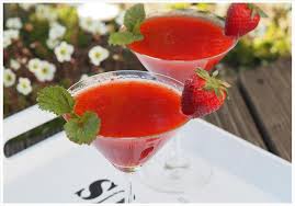 Strawberry Daiquiri Der Sommer Darf Kommen Wiewowasistgut Com Rezept Daiquiri Erdbeer Daiquiri Essen Und Trinken