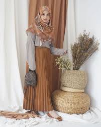 Di depan toko bunga hamidah berpose dengan tema dusty pink. 10 Ide Mix And Match Hijab Dengan Rok Plisket Ala Shireen Sungkar