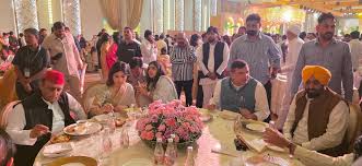 NCP (शरदचंद्र पवार) की वरिष्ठ नेता सुप्रिया सुले की बेटी रेवती सुले 20 जून  को नागपुर के उद्योगपति सारंग लखानी के साथ परिणय सूत्र में बंध गईं ...