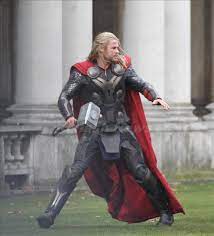 Chris Hemsworth On Set Of Thor The Dark World Chris Hemsworth Thor Chris Hemsworth Hemsworth