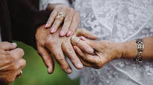 Wer sich zu trauen nicht getraut, bevor er gänzlich ist ergraut, der muss irgendwann erfahren: Goldene Hochzeit Spruche Zitate Und Geschenkideen Gala De